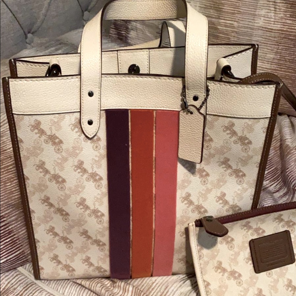 Coach Horse Carriage Field tote
